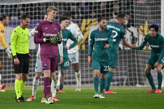250130 RSC Anderlecht vs TSG Hoffenheim players of Anderlecht with Jan-Carlo Simic (4) of Anderlecht pictured looking dejected and disappointed after losing the league phase - matchday 8 game in the Uefa Europa League season 2024-2025 between Royal Sporting Club Anderlecht and TSG 1899 Hoffenheim from Germany on January 30 , 2025 in Anderlecht, Belgium. (Photo by David Catry Isosport) Anderlecht Belgium  Copyright: xDavidxCatryx 20250130DC2_2505