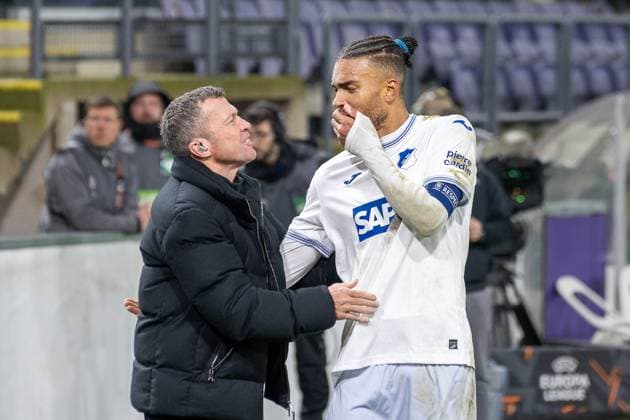 30.01.2025, Fussball: UEFA Europa League, Saison 2024 2025, Spieltag 08, RSC Anderlecht - TSG 1899 Hoffenheim im Lotto Park in Anderlecht. Lothar Matthaeus (Fussballexperte) umamrt und gratuliert Kevin Akpoguma (TSG 1899 Hoffenheim, 25) nach dem Sieg. Foto: Kirchner-Media Thomas Haesler Copyright: xKirchner-Media ThomasxHaeslerx