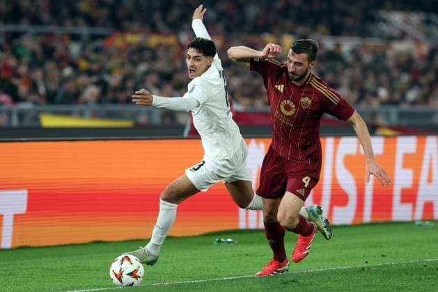 Rome, Italy 30.01.2025: Fares Chaibi of Eintracht Frankfurt, Bryan Cristante of Roma during the Uefa Europa League 2024-2025, football match between AS Roma vs Eintracht Frankfurt at Olympic Stadium in Rome.  Copyright: xMarcoxIacobucci IPAxSportx xipa-agency.netx xx IPA_53474730 IPA_Agency_IPA53474730