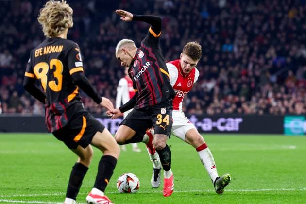 2025-01-30 AFC Ajax v Galatasaray - UEFA Europa League 2024 25 League Phase MD8 AMSTERDAM, NETHERLANDS - JANUARY 30: Anton Gaaei of AFC Ajax battles for possession with Lucas Torreira of Galatasaray AS during the UEFA Europa League 2024 25 League Phase MD8 match between AFC Ajax and Galatasaray at Johan Cruijff ArenA on January 30, 2025 in Amsterdam, Netherlands. Amsterdam Johan Cruijff ArenA Netherlands Content not available for redistribution in The Netherlands directly or indirectly through any third parties. Copyright: xBenxGalx