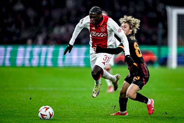 Sport Bilder des Tages AFC Ajax Amsterdam defender Jorthy Mokio, Galatasaray midfielder Efe Akman, during the match Ajax - Galatasaray at the Johan Cruijff ArenA for the UEFA Europa League - League phase - Matchday 8 season 2024-2025 in AMSTERDAM, Netherlands on 30 januari 2025, (photo by Stefan Koops EYE4images DeFodi Images) Defodi-746_212288