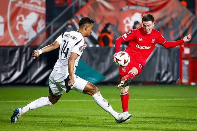 ENSCHEDE - (l-r) Felix Uduokhai of Besiktas JK, Daan Rots of FC Twente during the UEFA Europa League match between FC Twente and Besiktas JK at Stadion De Grolsch Veste on Jan. 30, 2025 in Enschede, Netherlands. ANP VINCENT JANNINK UEFA Europa League 2024 25 League Phase MD8 2024 25 xVIxANPxSportx xxANPxIVx 518741703 originalFilename: 518741703.jpg