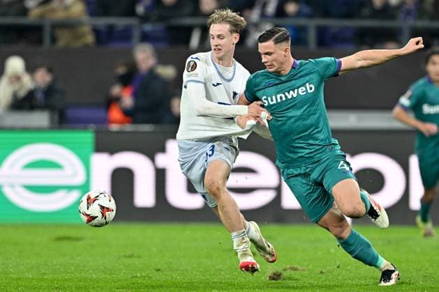250130 RSC Anderlecht vs TSG Hoffenheim Max Moerstedt (33) of Hoffenheim pictured fighting for the ball with Jan-Carlo Simic (4) of Anderlecht during the league phase - matchday 8 game in the Uefa Europa League season 2024-2025 between Royal Sporting Club Anderlecht and TSG 1899 Hoffenheim from Germany on January 30 , 2025 in Anderlecht, Belgium. (Photo by David Catry Isosport) Anderlecht Belgium  Copyright: xDavidxCatryx 20250130DC2_2369