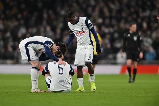 Radu Dragusin of Tottenham Hotspur tries to run off an injury only to find it too much and needs to be substituted during the UEFA Europa League match between Tottenham Hotspur and Elfsborg at Tottenham Hotspur Stadium, London, England on 30 January 2025. Copyright: xPhilxHutchinsonx 42460044