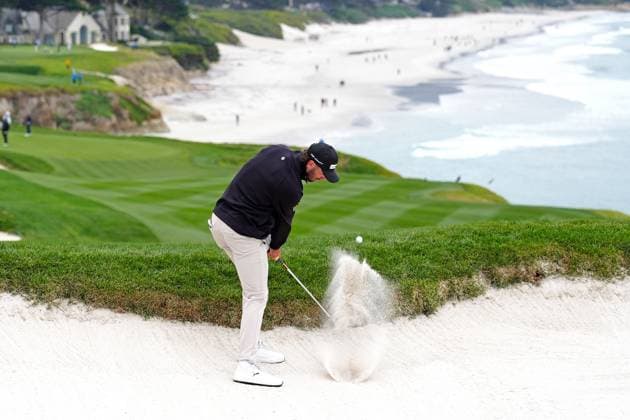 Sport Bilder des Tages PEBBLE BEACH, CA - JANUARY 30: PGA, Golf Herren golfer Max Homa hits a shot out of a fairway bunker on the 9th hole during the first round of the AT&T Pebble Beach Pro AM on January 30, 2025, at Pebble Beach Golf Links in Pebble Beach, California. (Photo by Brian Spurlock Icon Sportswire) GOLF: JAN 30 PGA AT&T Pebble Beach Pro-Am EDITORIAL USE ONLY Icon2501303