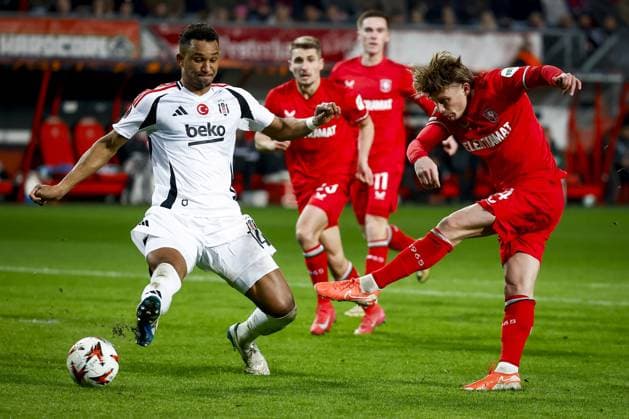 ENSCHEDE - (l-r) Felix Uduokhai of Besiktas JK, Sem Steijn of FC Twente during the UEFA Europa League match between FC Twente and Besiktas JK at Stadion De Grolsch Veste on Jan. 30, 2025 in Enschede, Netherlands. ANP VINCENT JANNINK UEFA Europa League 2024 25 League Phase MD8 2024 25 xVIxANPxSportx xxANPxIVx 518742488 originalFilename: 518742488.jpg