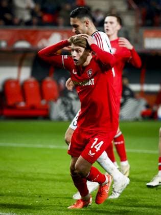 ENSCHEDE - Sem Steijn of FC Twente balks at a missed opportunity during the UEFA Europa League match between FC Twente and Besiktas JK at Stadion De Grolsch Veste on Jan. 30, 2025 in Enschede, Netherlands. ANP VINCENT JANNINK UEFA Europa League 2024 25 League Phase MD8 2024 25 xVIxANPxSportx xxANPxIVx 518742551 originalFilename: 518742551.jpg