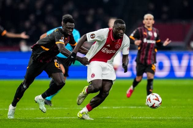 AMSTERDAM, NETHERLANDS - JANUARY 30: Davinson Sanchez of Galatasaray challenges Brian Brobbey of AFC Ajax during the UEFA Europa League 2024 25 League Phase MD8 match between AFC Ajax and Galatasaray A.S. at Johan Cruijff Arena on January 30, 2025 in Amsterdam, Netherlands. (Photo by Rene Nijhuis) SPO  Copyright: xRenexNijhuis