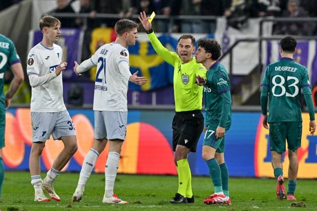 250130 RSC Anderlecht vs TSG Hoffenheim Marius Bulter (21) of Hoffenheim reacts towards Theo Leoni (17) of Anderlecht and referee Giorgi Kruashvili during the league phase - matchday 8 game in the Uefa Europa League season 2024-2025 between Royal Sporting Club Anderlecht and TSG 1899 Hoffenheim from Germany on January 30 , 2025 in Anderlecht, Belgium. (Photo by David Catry Isosport) Anderlecht Belgium  Copyright: xDavidxCatryx 20250130DC2_1922