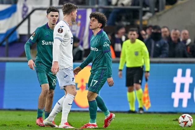 250130 RSC Anderlecht vs TSG Hoffenheim Marius Bulter (21) of Hoffenheim reacts towards Theo Leoni (17) of Anderlecht during the league phase - matchday 8 game in the Uefa Europa League season 2024-2025 between Royal Sporting Club Anderlecht and TSG 1899 Hoffenheim from Germany on January 30 , 2025 in Anderlecht, Belgium. (Photo by David Catry Isosport) Anderlecht Belgium  Copyright: xDavidxCatryx 20250130DC2_1862
