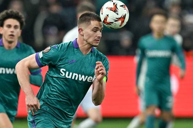 250130 RSC Anderlecht vs TSG Hoffenheim Leander Dendoncker (32) of Anderlecht pictured during the league phase - matchday 8 game in the Uefa Europa League season 2024-2025 between Royal Sporting Club Anderlecht and TSG 1899 Hoffenheim from Germany on January 30 , 2025 in Anderlecht, Belgium. (Photo by David Catry Isosport) Anderlecht Belgium  Copyright: xDavidxCatryx 20250130DC2_2130