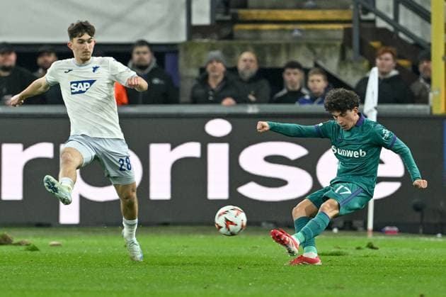 250130 RSC Anderlecht vs TSG Hoffenheim Florian Micheler (28) of Hoffenheim pictured defending on Theo Leoni (17) of Anderlecht during the league phase - matchday 8 game in the Uefa Europa League season 2024-2025 between Royal Sporting Club Anderlecht and TSG 1899 Hoffenheim from Germany on January 30 , 2025 in Anderlecht, Belgium. (Photo by David Catry Isosport) Anderlecht Belgium  Copyright: xDavidxCatryx 20250130DC2_2216