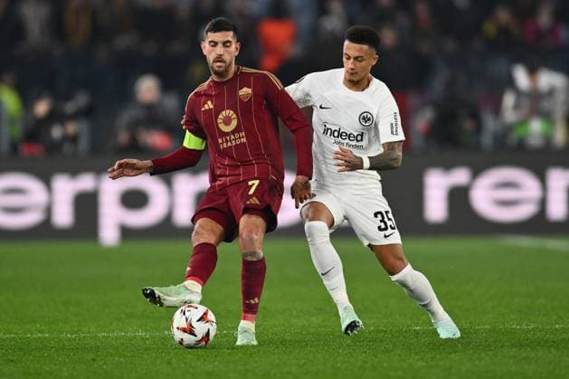 CALCIO - UEFA Europa League - AS Roma vs Eintracht Frankfurt Lorenzo Pellegrini of A.S. Roma and Tuta of Eintracht Frankfurt are in action during the UEFA Europa League 2024 25 League Phase MD8 match between A.S. Roma and Eintracht Frankfurt at Olympic Stadium on January 30, 2025 in Rome, Italy. Rome Italy  Copyright: xIPAxSport ABACAx