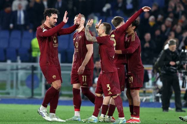 CALCIO - UEFA Europa League - AS Roma vs Eintracht Frankfurt Rome, Italy 30.01.2025: Angelino of Roma score the goal and celebrate with the team during the Uefa Europa League 2024-2025, football match between AS Roma vs Eintracht Frankfurt at Olympic Stadium in Rome. Rome Italy  Copyright: xIPAxSport ABACAx