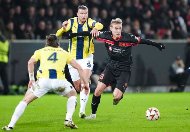 UEFA Europa League: FC Midtjylland - Fenerbahçe Adam Gabriel, FC Midtjylland (18) fights for the ball with Caglar Söyüncü (4) and Edin Dzeko from Fenerbahce in the UEFA Europa League match between FC Midtjylland and Fenerbahçe at MCH Arena in Herning on Thursday, January 30, 2025. , Herning Denmark  Copyright: ClausxFisker ClausxFiskerx spdk20250130-233857-L