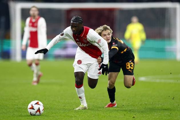 AMSTERDAM - (l-r) Jorthy Mokio of Ajax, Efe Akman of Galatasaray SK during the UEFA Europa League match between AFC Ajax and Galatasaray at the Johan Cruijff ArenA on Jan. 30, 2025 in Amsterdam, Netherlands. ANP SEM VAN DER WAL UEFA Europa League 2024 25 League Phase MD8 2024 25 xVIxANPxSportx xxANPxIVx 518745450 originalFilename: 518745450.jpg