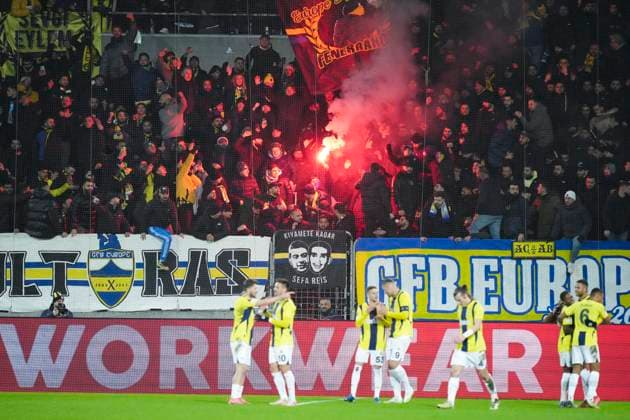 UEFA Europa League: FC Midtjylland - Fenerbahçe Fans and players from Fenerbahce celebrates after scoring in the UEFA Europa League match between FC Midtjylland and Fenerbahçe at MCH Arena in Herning on Thursday, January 30, 2025. , Herning Denmark Copyright: ClausxFisker ClausxFiskerx spdk20250130-234009-L