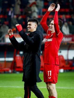 ENSCHEDE - (l-r) Mees Hilgers of FC Twente, Daan Rots of FC Twente celebrate victory during the UEFA Europa League match between FC Twente and Besiktas JK at Stadion De Grolsch Veste on Jan. 30, 2025 in Enschede, Netherlands. ANP VINCENT JANNINK UEFA Europa League 2024 25 League Phase MD8 2024 25 xVIxANPxSportx xxANPxIVx 518746394 originalFilename: 518746394.jpg