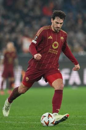 30th January 2025, Stadio Olimpico, Rome, Italy; UEFA Europa League Football; Roma versus Eintracht Frankfurt; Mats Hummels of AS Roma takes a shot on goal  ActionPlus12745698 AllShotLive