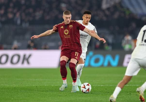 30.01.2025, Fussball UEFA Europa League, AS Roma - Eintracht Frankfurt, emonline, emspor, v.l., Artem Dovbyk (AS Roma), Tuta Lucas Silva Melo (Eintracht Frankfurt) DFL DFB REGULATIONS PROHIBIT ANY USE OF PHOTOGRAPHS AS IMAGE SEQUENCES AND OR QUASI-VIDEO. xdcx Copyright: HMBxMedia Claus