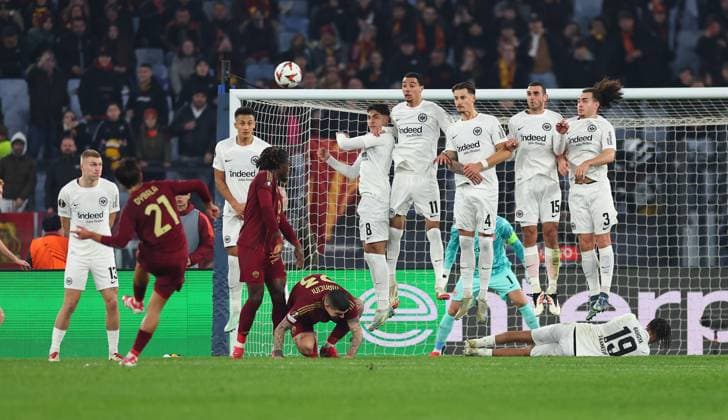 30.01.2025, Fussball UEFA Europa League, AS Roma - Eintracht Frankfurt, emonline, emspor, v.l., Paulo Dybala (AS Roma) beim Freistoß, Fares Chaibi (Eintracht Frankfurt), Hugo Ekitike (Eintracht Frankfurt), Robin Koch (Eintracht Frankfurt), Ellyes Skhiri (Eintracht Frankfurt), Arthur Theate (Eintracht Frankfurt) DFL DFB REGULATIONS PROHIBIT ANY USE OF PHOTOGRAPHS AS IMAGE SEQUENCES AND OR QUASI-VIDEO. xdcx Copyright: HMBxMedia Claus