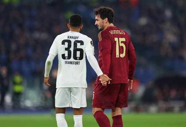 30.01.2025, Fussball UEFA Europa League, AS Roma - Eintracht Frankfurt, emonline, emspor, v.l., Ansgar Knauff (Eintracht Frankfurt) im Dialog mit Mats Hummels (AS Roma) DFL DFB REGULATIONS PROHIBIT ANY USE OF PHOTOGRAPHS AS IMAGE SEQUENCES AND OR QUASI-VIDEO. xdcx Copyright: HMBxMedia Claus