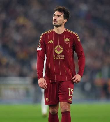 30.01.2025, Fussball UEFA Europa League, AS Roma - Eintracht Frankfurt, emonline, emspor, v.l., Mats Hummels (AS Roma) enttaeuscht, enttaeuscht schauend, dissapointed, traurig, frustiert, frust, gefrustet DFL DFB REGULATIONS PROHIBIT ANY USE OF PHOTOGRAPHS AS IMAGE SEQUENCES AND OR QUASI-VIDEO. xdcx Copyright: HMBxMedia Claus