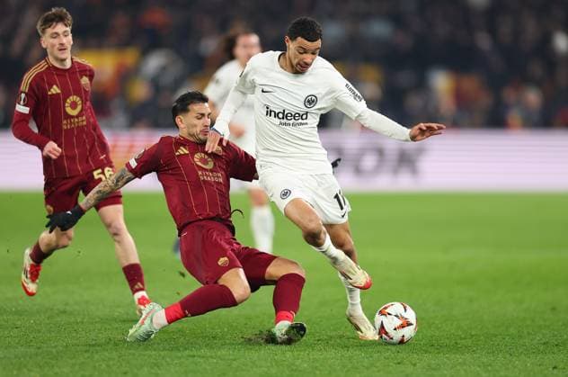 30.01.2025, Fussball UEFA Europa League, AS Roma - Eintracht Frankfurt, emonline, emspor, v.l., Leandro Paredes (AS Roma), Hugo Ekitike (Eintracht Frankfurt) DFL DFB REGULATIONS PROHIBIT ANY USE OF PHOTOGRAPHS AS IMAGE SEQUENCES AND OR QUASI-VIDEO. xdcx Copyright: HMBxMedia Claus