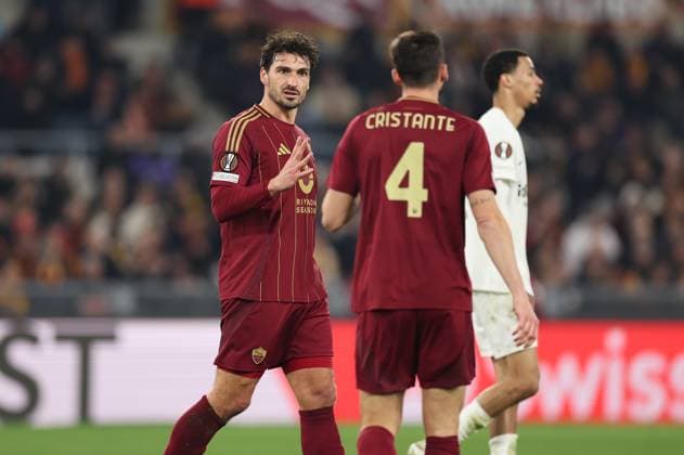 30.01.2025, Fussball UEFA Europa League, AS Roma - Eintracht Frankfurt, emonline, emspor, v.l., Mats Hummels (AS Roma) gibt Anweisungen, gestikuliert, mit den Armen gestikulieren gives instructions, gesticulate DFL DFB REGULATIONS PROHIBIT ANY USE OF PHOTOGRAPHS AS IMAGE SEQUENCES AND OR QUASI-VIDEO. xdcx Copyright: HMBxMedia Claus