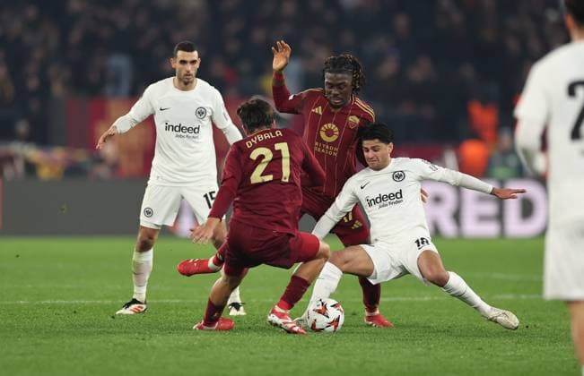 30.01.2025, Fussball UEFA Europa League, AS Roma - Eintracht Frankfurt, emonline, emspor, v.l., Ellyes Skhiri (Eintracht Frankfurt), Paulo Dybala (AS Roma), Manu Kone (AS Roma), Mahmoud Dahoud (Eintracht Frankfurt) DFL DFB REGULATIONS PROHIBIT ANY USE OF PHOTOGRAPHS AS IMAGE SEQUENCES AND OR QUASI-VIDEO. xdcx Copyright: HMBxMedia Claus
