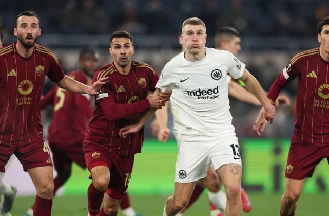 30.01.2025, Fussball UEFA Europa League, AS Roma - Eintracht Frankfurt, emonline, emspor, v.l., Zeki Celik (AS Roma), Rasmus Kristensen (Eintracht Frankfurt) DFL DFB REGULATIONS PROHIBIT ANY USE OF PHOTOGRAPHS AS IMAGE SEQUENCES AND OR QUASI-VIDEO. xdcx Copyright: HMBxMedia Claus