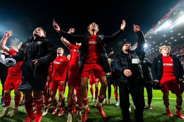 Sport Bilder des Tages ENSCHEDE, Stadium Grolsch Veste, 30-01-2025 , season 2024 2025 , Europa League during the match Twente - Besiktas FC Twente player Michal Sadilek FC Twente player Michel Vlap Naci Unuvar FC Twente player Sem Steijn celebrate Twente - Besiktas  x27631580x Copyright:
