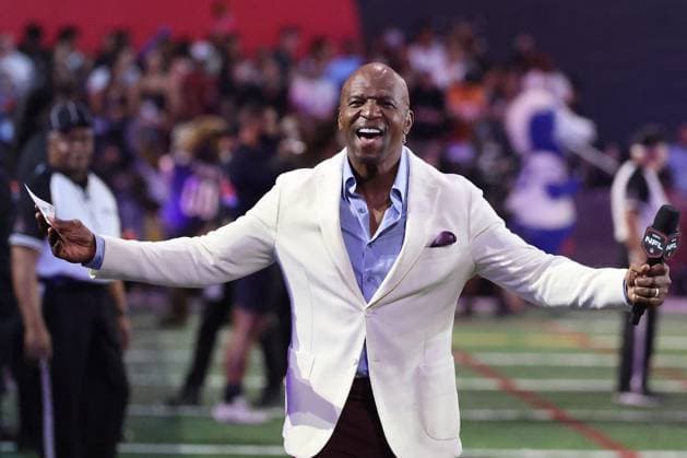 Sport Themen der Woche KW05 Sport Bilder des Tages ORLANDO, FL - JANUARY 30: Pro Bowl emcee Terry Crews pumps up fans during the Pro Bowl Skills Showdown on Thursday, January 30, 2025 at UCF in Orlando, FL. (Photo by Peter Joneleit Icon Sportswire) NFL, American Football Herren, USA JAN 30 Pro Bowl Thursday Skills Showdown EDITORIAL USE ONLY Icon250130026
