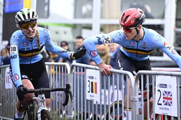 Belgian Xaydee Van Sinaey and Belgian Kay De Bruyckere pictured in action during the mixed team relay race, at the UCI Cyclocross World Championships, in Lievin, France, Friday 31 January 2025. The world championships are taking place from 31 January until 02 February. JASPERxJACOBS  x111509978x