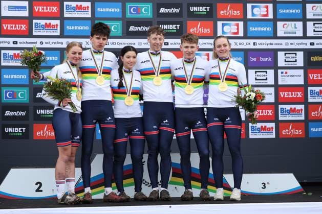 CYCLISME : Championnats du Monde UCI Cyclo-Cross LiÃ vin France - 31 01 2025 Joie sur le podium de l Ã quipe de Grande-Bretagne lors des championnats du monde UCI Cyclo-Cross LiÃ vin France, le 31 janvier 2025 - photo Laurent Sanson PsnewZ  Copyright: xLaurentxSANSONx xPsnewZx