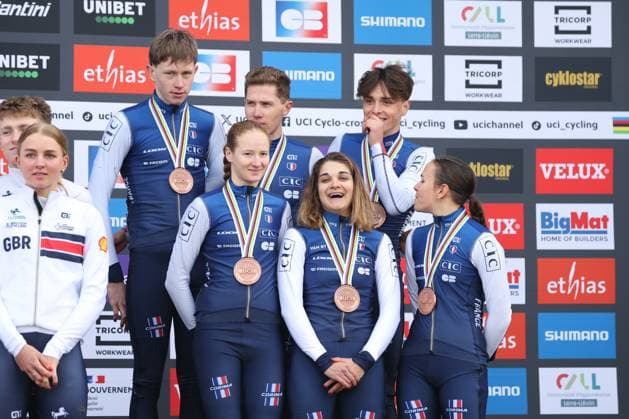CYCLISME : Championnats du Monde UCI Cyclo-Cross LiÃ vin France - 31 01 2025 Joie de l Ã quipe de France sur le podium lors des championnats du monde UCI Cyclo-Cross LiÃ vin France, le 31 janvier 2025 - photo Laurent Sanson PsnewZ  Copyright: xLaurentxSANSONx xPsnewZx