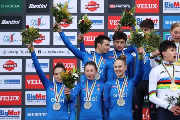 CYCLISME : Championnats du Monde UCI Cyclo-Cross LiÃ vin France - 31 01 2025 Joie sur le podium de l Ã quipe d Italie lors des championnats du monde UCI Cyclo-Cross LiÃ vin France, le 31 janvier 2025 - photo Laurent Sanson PsnewZ  Copyright: xLaurentxSANSONx xPsnewZx