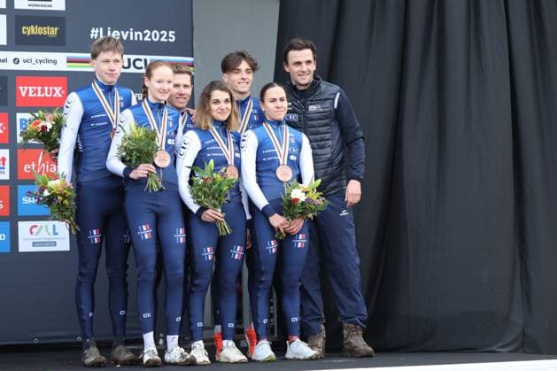 CYCLISME : Championnats du Monde UCI Cyclo-Cross LiÃ vin France - 31 01 2025 Joie sur le podium de l Ã quipe de France lors des championnats du monde UCI Cyclo-Cross LiÃ vin France, le 31 janvier 2025 - photo Laurent Sanson PsnewZ  Copyright: xLaurentxSANSONx xPsnewZx