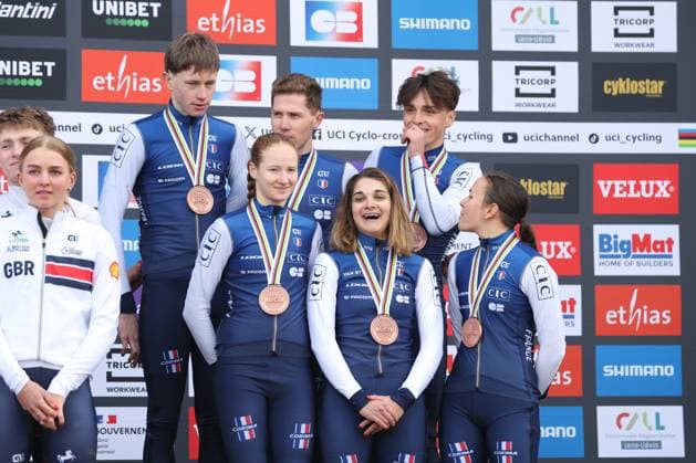 CYCLISME : Championnats du Monde UCI Cyclo-Cross LiÃ vin France - 31 01 2025 Joie de l Ã quipe de France sur le podium lors des championnats du monde UCI Cyclo-Cross LiÃ vin France, le 31 janvier 2025 - photo Laurent Sanson PsnewZ  Copyright: xLaurentxSANSONx xPsnewZx