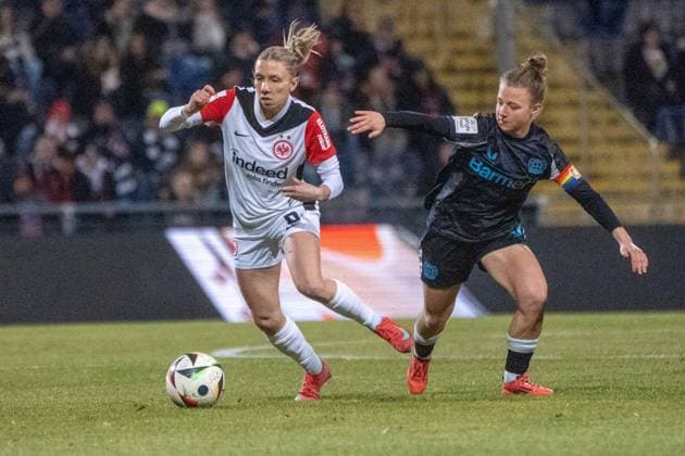 Sport Themen der Woche KW05 31.01.2025, xhfmx, Fussball Google Pixel Frauen-Bundesliga, Eintracht Frankfurt - Bayer 04 Leverkusen v.l. Elisa Senß (Eintracht Frankfurt Frauen) im Zweikampf mit Kristin Kögel (Bayer 04 Leverkusen Frauen) (DFL DFB REGULATIONS PROHIBIT ANY USE OF PHOTOGRAPHS as IMAGE SEQUENCES and or QUASI-VIDEO) Frankfurt am Main *** 31 01 2025, xhfmx, Fußball Google Pixel Frauen Bundesliga, Eintracht Frankfurt Bayer 04 Leverkusen v l Elisa Senß Eintracht Frankfurt Frauen im Zweikampf mit Kristin Kögel Bayer 04 Leverkusen Frauen DFL DFB REGULATIONS PROHIBIT ANY USE OF PHOTOGRAPHS as IMAGE SEQUENCES and or QUASI VIDEO Frankfurt am Main