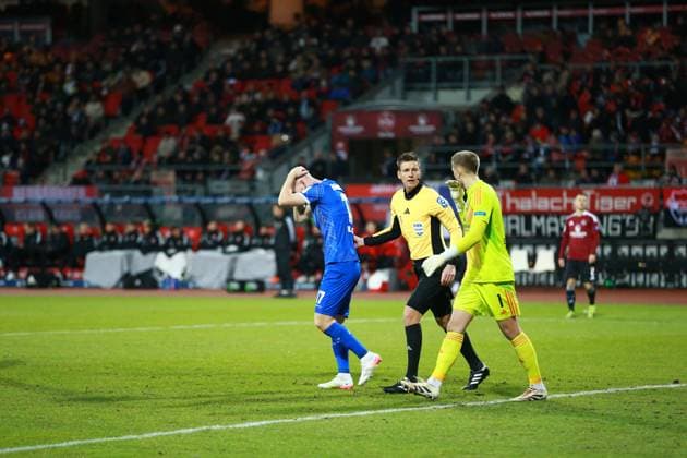 31.01.2025, xrekx, Fussball 2.Bundesliga, 1. FC Nuernberg - SV Darmstadt 98 v.l. Kai Klefisch (SV Darmstadt 98) verletzt, Verletzung, Schmerz, Schmerzen Jan Reichert (1.FC Nuernberg) Schiedsrichter Daniel Siebert (DFL DFB REGULATIONS PROHIBIT ANY USE OF PHOTOGRAPHS as IMAGE SEQUENCES and or QUASI-VIDEO) Nuernberg