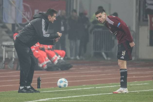 FCN Cheftrainer Miroslav Klose gibt Instruktionen an Stefanos Tzimas (1FC Nuernberg 9) 1. FC Nuernberg vs. SV Darmstadt 98, Fussball, 2. Bundesliga, 20. Spieltag, 31.01.2025 DFB regulations prohibit any use of photographs as image sequences and or quasi-video Nuernberg Bayern Deutschland