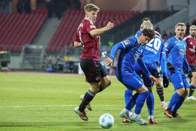 Finn Jeltsch (1FC Nuernberg 4) i, Zweikampf mit Christoph Zimmermann (SV Darmstadt 98 4), 1. FC Nuernberg vs. SV Darmstadt 98, Fussball, 2. Bundesliga, 20. Spieltag, 31.01.2025 DFB regulations prohibit any use of photographs as image sequences and or quasi-video Nuernberg Bayern Deutschland