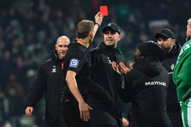 Sport Themen der Woche KW05 Sport Bilder des Tages Disskusionsbedarf von Ole Werner (SV Werder Bremen, Trainer) mit Martin Petersen (Schiedsrichter), Rote Karte Ole Werner (SV Werder Bremen, Trainer), GER, SV Werder Bremen vs. 1. FSV Mainz 05m, Fußball, Bundesliga, Spieltag 20, Saison 2024 2025, 31.01.2025 DFL REGULATIONS PROHIBIT ANY USE OF PHOTOGRAPHS AS IMAGE SEQUENCES AND OR QUASI-VIDEO GER, SV Werder Bremen vs. 1. FSV Mainz 05m, Fußball, Bundesliga, Spieltag 20, Saison 2024 2025, 31.01.2025 Bremen *** Ole Werner SV Werder Bremen, Coach with Martin Petersen Referee , Red card Ole Werner SV Werder Bremen, Coach , GER, SV Werder Bremen vs 1 FSV Mainz 05m, Football, Bundesliga, Matchday 20, Season 2024 2025, 31 01 2025 DFL REGULATES PROHIBIT ANY USE OF PHOTOGRAPHS AS IMAGE SEQUENCES AND OR QUASI VIDEO GER, SV Werder Bremen vs 1 FSV Mainz 05m, Football, Bundesliga, Matchday 20, Season 2024 2025, 31 01 2025 Bremen Copyright: xEibner-Pressefoto MaxxVincenx EP_MVN