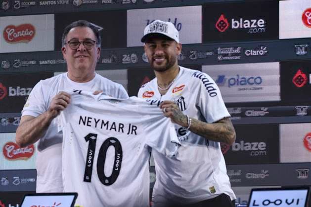 Bilder des Jahres 2025, Sport 01 Januar Sport Themen der Woche KW05 Sport Bilder des Tages Neymar jr gives press conference, PK, Pressekonferenz after signing contract with santos. Santos (SP), 01 31 2025 - football Santos Neymar Jr press conference - Player Neymar Jr gives a press conference accompanied by Marcelo Teixeira, president of Santos, after his presentation to the fans on the night of Friday, January 31, 2025. (Foto: Leco Viana Thenews2 imago images) SPO  Copyright: xLecoxVianax