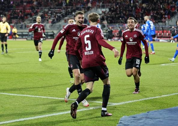 31.01.2025 - Fussball - Saison 2024 2025 - 2. Fussball - Bundesliga - 20. Spieltag: 1. FC Nürnberg FCN ( Club ) - SV Darmstadt 98 SVD ( Lilien ) - Sportfoto Zink DaMa - xdaxmax - DFL regulations prohibit any use of photographs as image sequences and or quasi-video - only for editorial use - Jubel Freude Torjubel nach Tor zum 1:0 - Tim Drexler (5, 1. FC Nürnberg FCN ) und Mannschaft Team jubelt freut sich - Torschütze: Tim Drexler (5, 1. FC Nürnberg FCN )