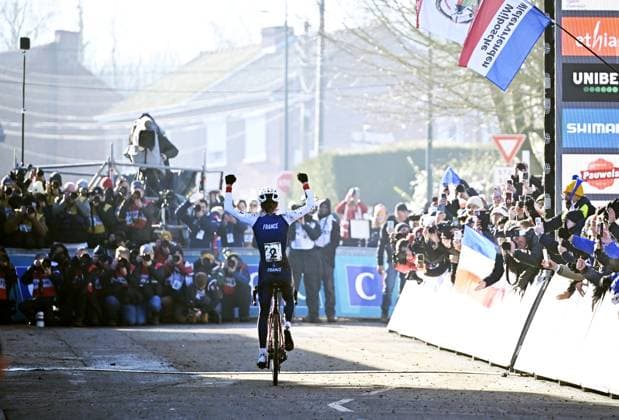 French Lise Revol celebrates after winning the women junior race, at the UCI Cyclocross World Championships, in Lievin, France, Saturday 01 February 2025. The world championships are taking place from 31 January until 02 February. JASPERxJACOBS  x111566384x