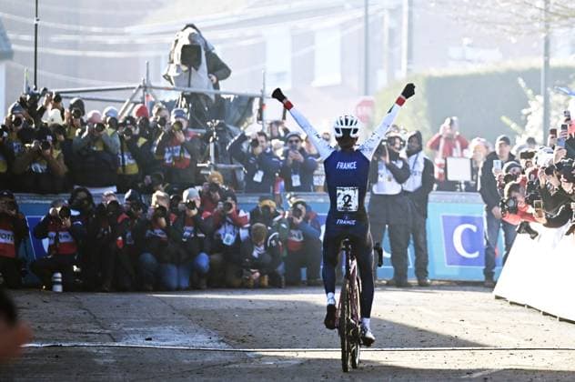 French Lise Revol celebrates after winning the women junior race, at the UCI Cyclocross World Championships, in Lievin, France, Saturday 01 February 2025. The world championships are taking place from 31 January until 02 February. JASPERxJACOBS  x111566388x