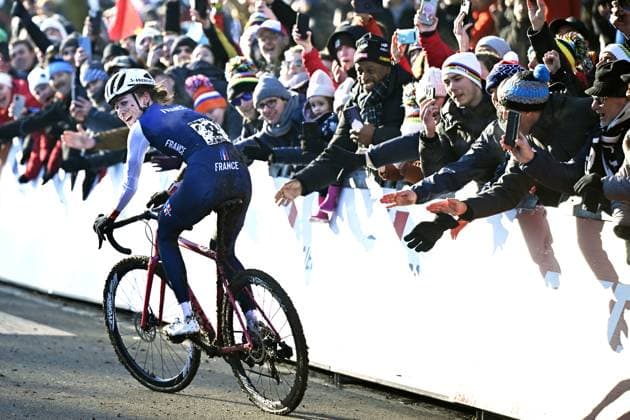 French Lise Revol on her way to win the women junior race, at the UCI Cyclocross World Championships, in Lievin, France, Saturday 01 February 2025. The world championships are taking place from 31 January until 02 February. JASPERxJACOBS  x111566541x