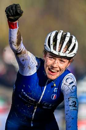 2025 UCI Cyclo-Cross WC - Women Junior LIEVIN, FRANCE - FEBRUARY 01 : Revol Lise (FRA) celebrating her victory during the 2025 UCI Cyclo-Cross World Championships for Women Junior on February 01, 2025 in Lievin, France, 01 02 2025 Lievin France  Copyright: xNicoxVereeckenx